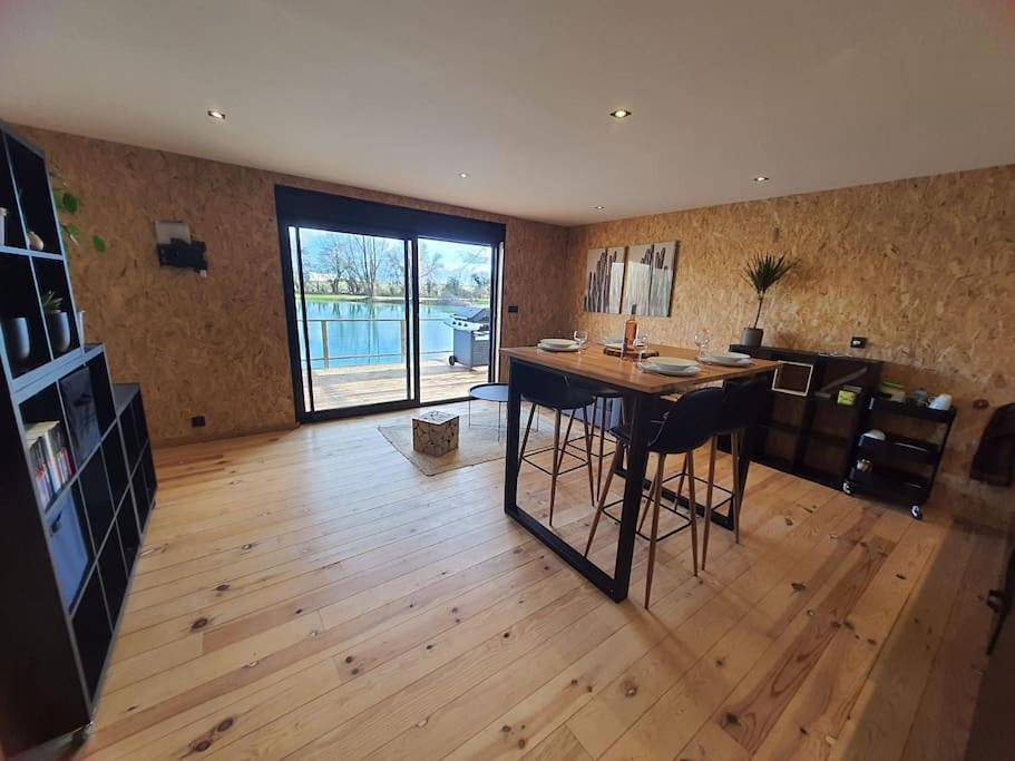 Appartement entier, Chalet les pieds dans l'eau la campagne à la ville in Saint-Doulchard, Région de Bourges