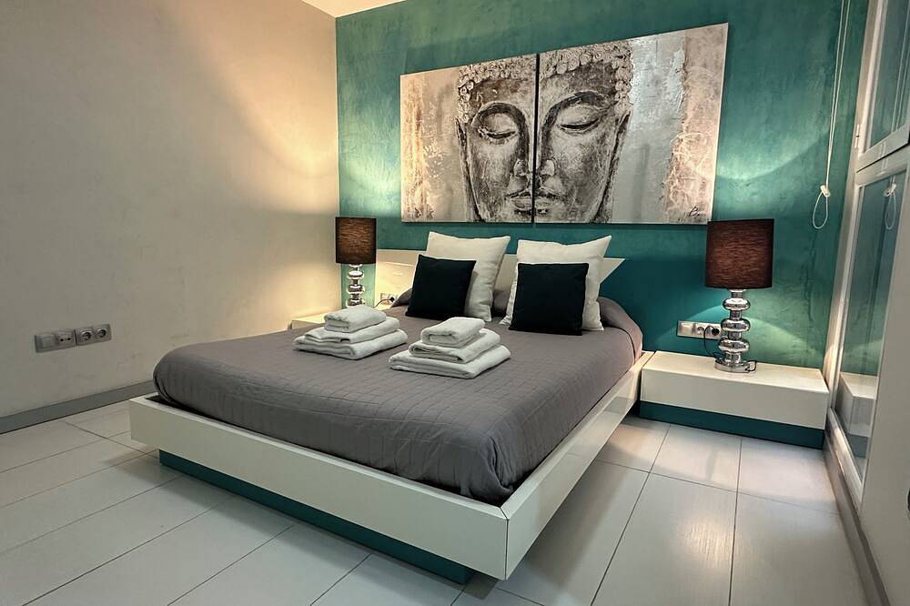 Entire apartment, Pink Apartment Marina Botafoch Ibiza in Talamanca, Ibiza (Municipality)