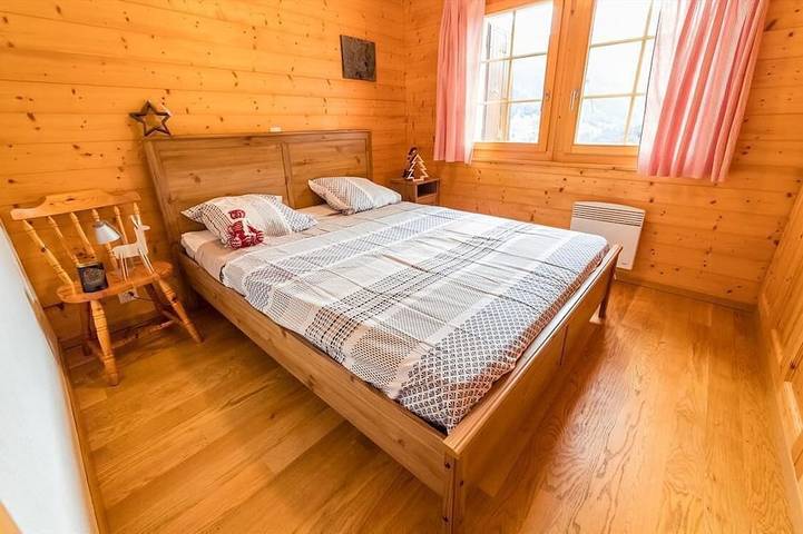 Chalet confortable pour 10-11 personnes : living avec fourneau scandinave - cuisine avec lave-vaisse in Grimentz, Anniviers