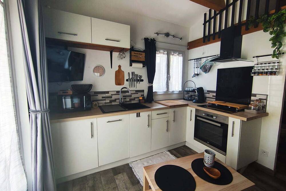 Entire apartment, Furnished Studio in Les Pennes-Mirabeau, Aix-en-Provence region