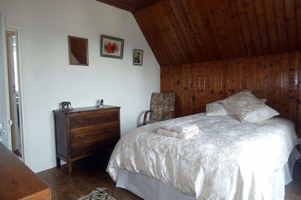 Centrally Located Traditional Townhouse With Modern Amenities and Pretty Garden in Dinan, Dinan region