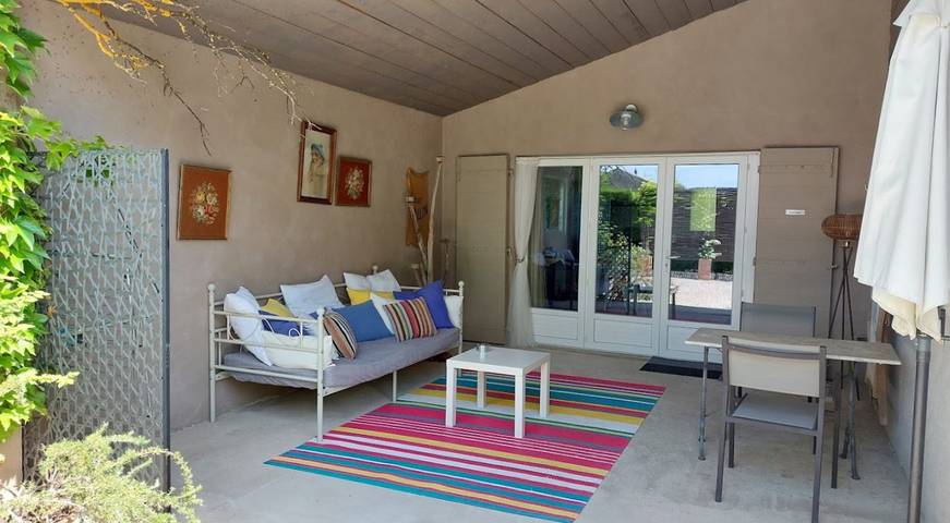 Gîte pour 2 personnes, avec piscine ainsi que jardin et terrasse