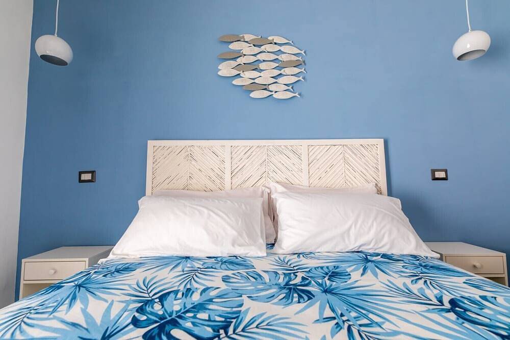 Entire apartment, Superior Triple Room with Shared Terrace, Wi-Fi and Air Conditioning in Vietri sul Mare, Amalfi Coast