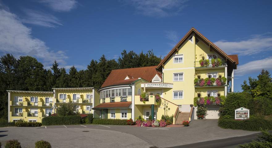 Hotel für 3 Personen, mit Balkon und Terrasse sowie Garten und Ausblick in Bad Waltersdorf
