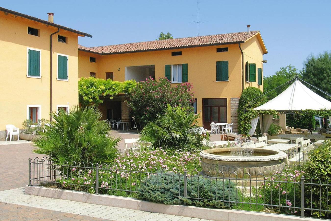 Entire apartment, Apartment in the Bella Italia holiday park in Peschiera del Garda, Garda Mountains