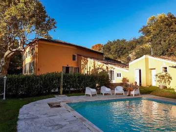 Location de vacances pour 22 personnes, avec terrasse et piscine ainsi que jardin et vue à Brignoles