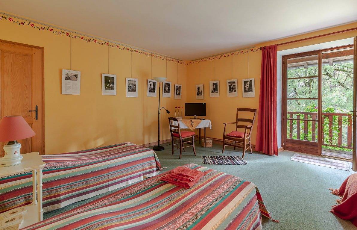Pour une étape hors du temps : le Monthury - Chambre blanche + jaune in Les Nans, Jura