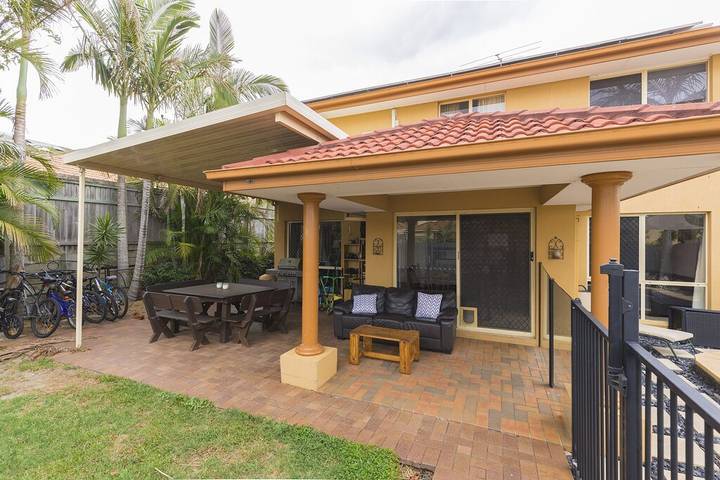 Vacation rental for 11 people, with yard in Australia