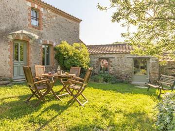 Gîte pour 6 personnes, avec jardin à Rouans