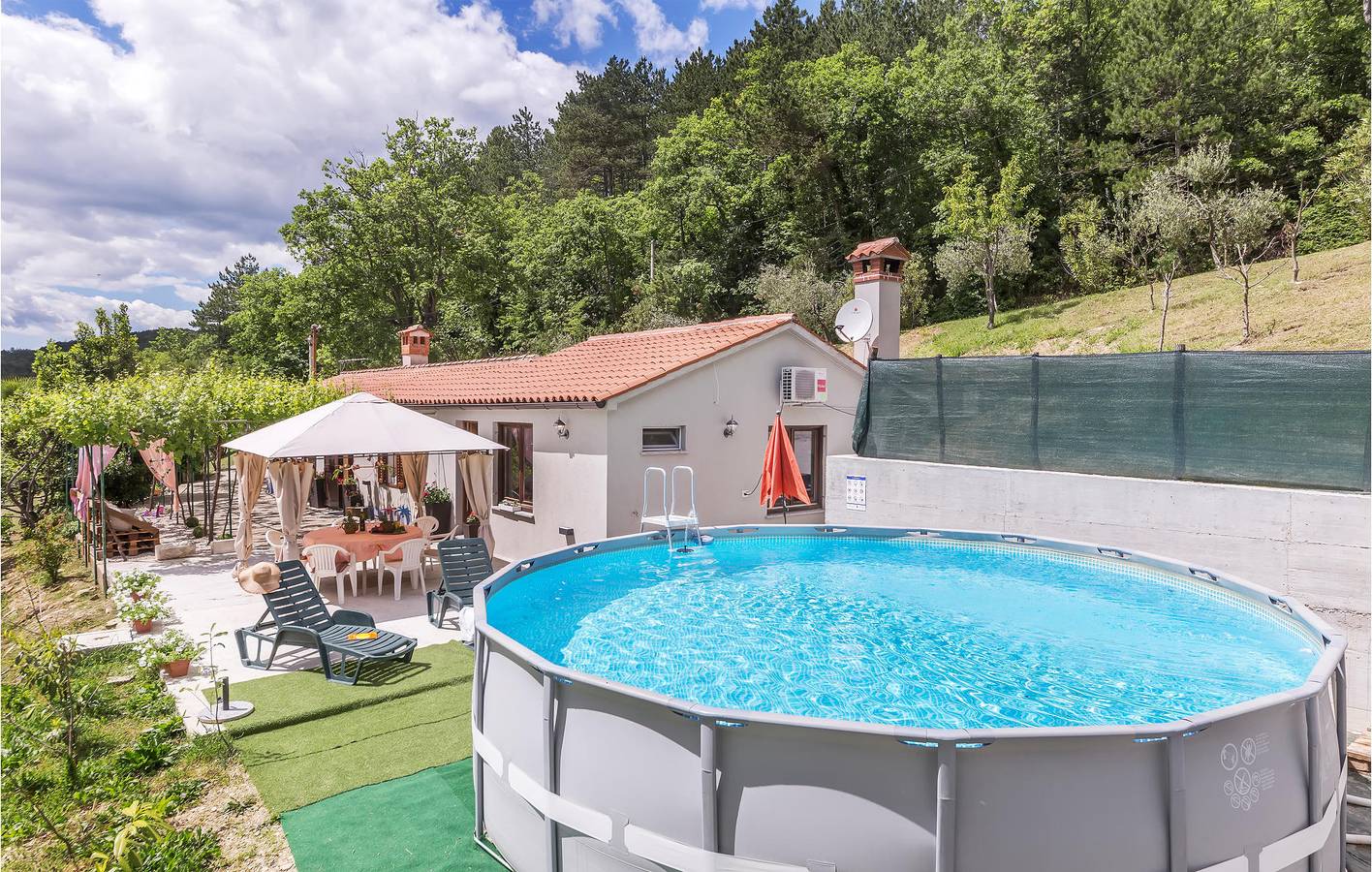 Gemütliche 1-Zimmer-Wohnung mit Terrasse und Planschbecken in der Nähe des Flusses Boljunčica in Kršan, Ostküste Istrien