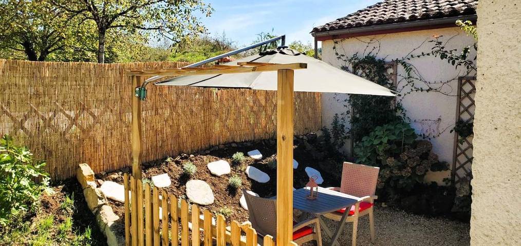 Location de vacances pour 2 personnes, avec vue ainsi que piscine et jardin à Saint-Julien-de-Lampon - 4