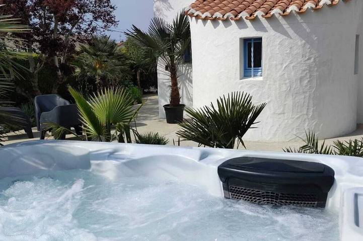 Location de vacances pour 8 personnes, avec jacuzzi et jardin dans Plage de Port Giraud