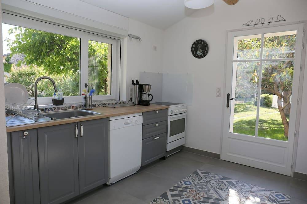 Mas entre Avignon, le Luberon et le Mont Ventoux, 10 couchages, piscine, jardin in Caromb, Parc naturel régional du Mont-Ventoux