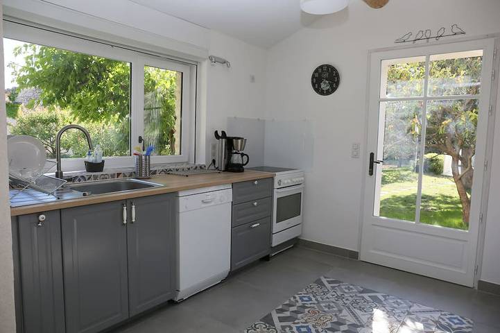 Gîte pour 10 personnes, avec piscine ainsi que jardin et terrasse à Caromb - 2
