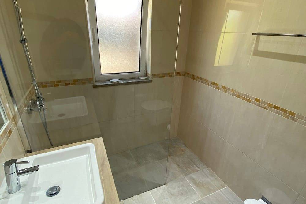 Moderne Villa, ruhig, eigener Pool, Meernähe, im Naturschutzgebiet, 6 Betten in Arrifana, Aljezur
