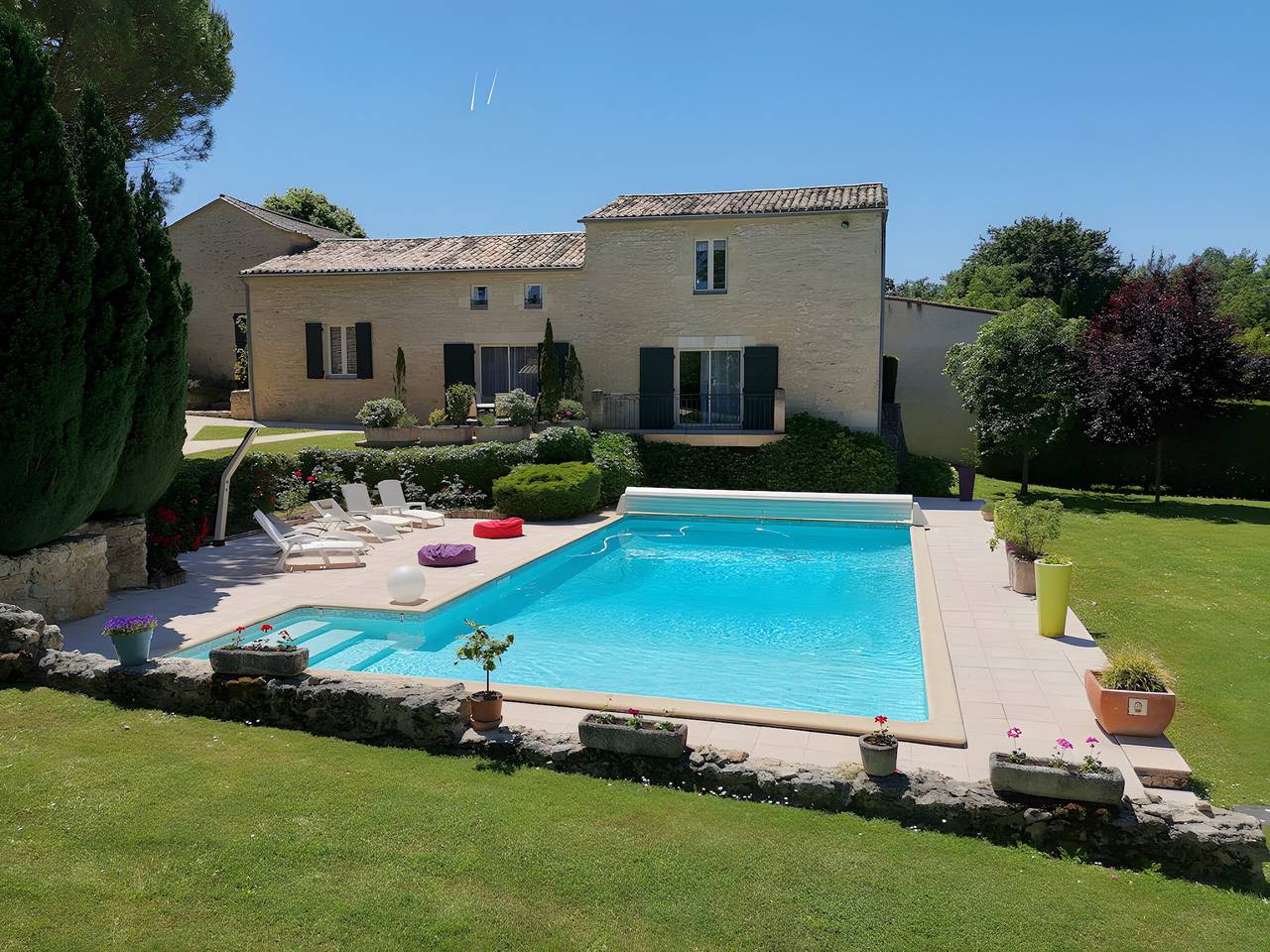 Gîte L'authentic : maison de vacances avec terrasse partagée, Wi-Fi et climatisation in Puisseguin, Région de Libourne