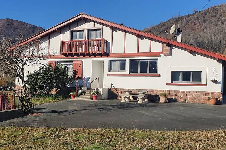 Location de vacances pour 7 personnes, avec jardin et terrasse à Bidarray