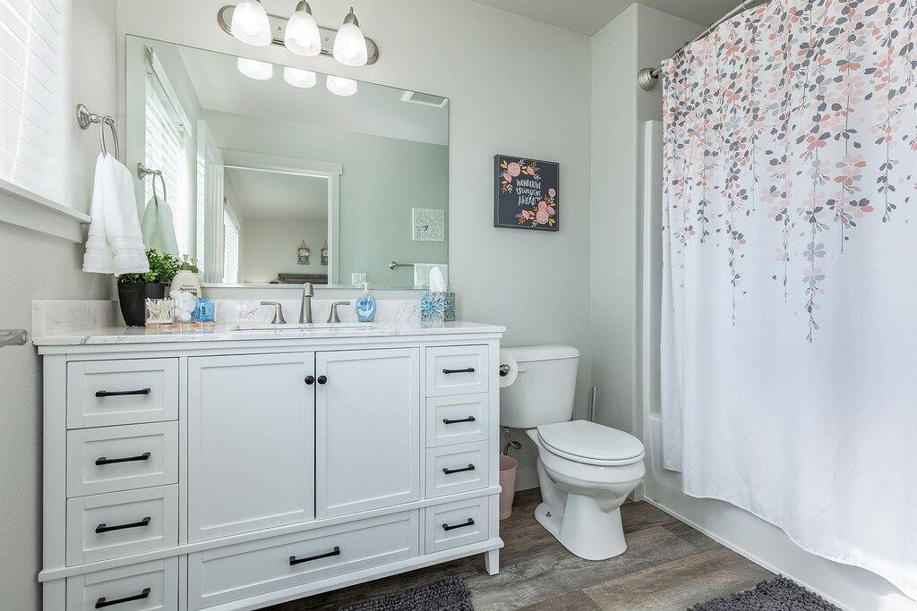 Spacious kitchen suitable for large groups, close to shopping, parks & wineries. in Kennewick, Washington