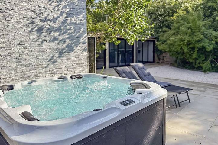 Villa pour 6 personnes, avec sauna et jacuzzi ainsi que balcon et jardin dans Yvelines