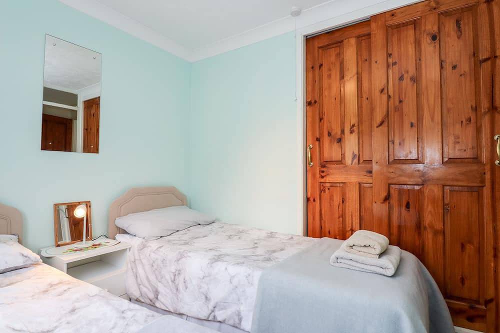 Chalet 12, family friendly, character holiday cottage in Hemsby in Hemsby, Great Yarmouth