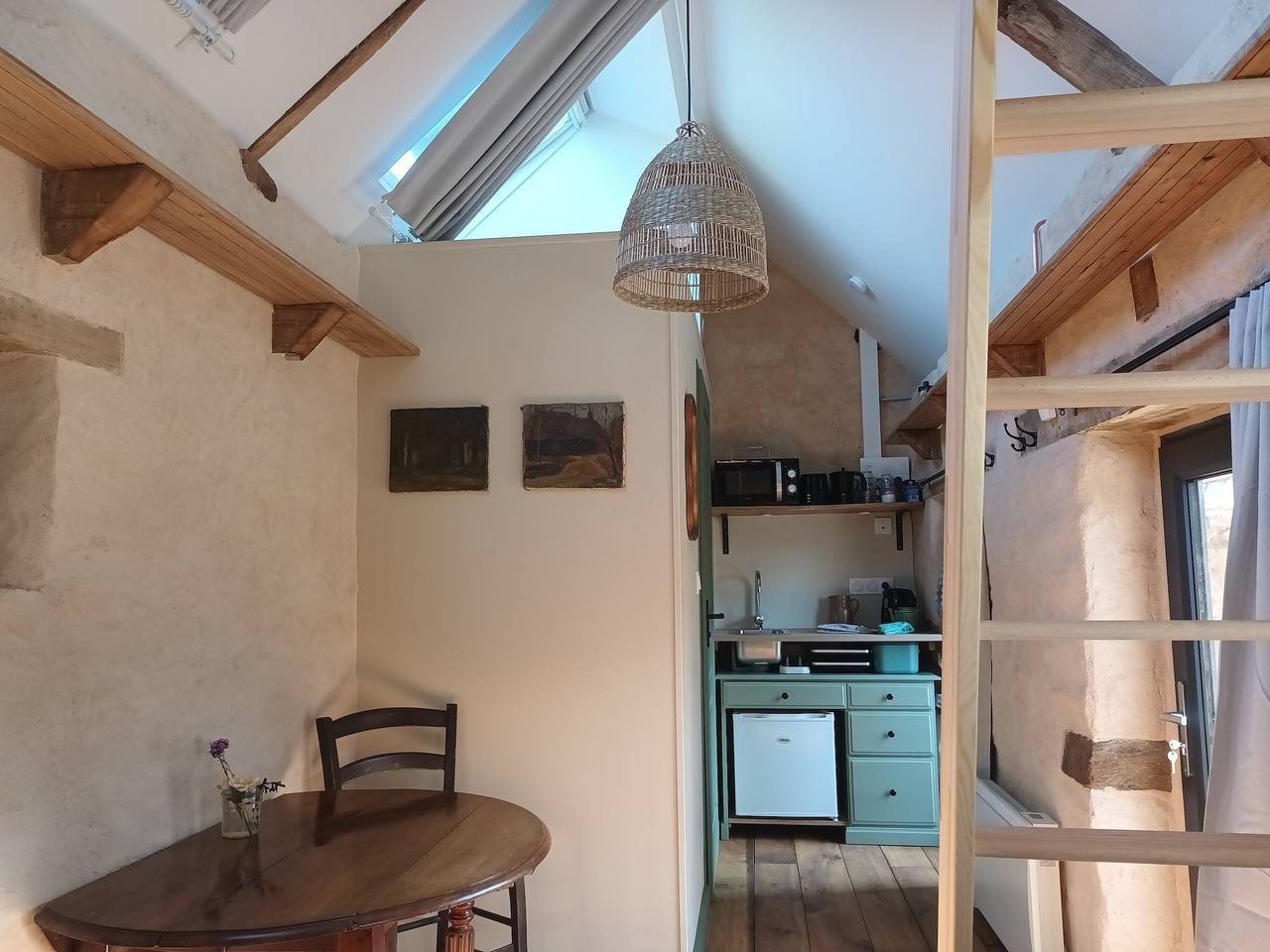 Appartement entier, Studio « Charmante Petite Maison à la Ferme » avec terrasse, jardin privé et Wi-Fi in Grand-Fougeray, Région de Redon
