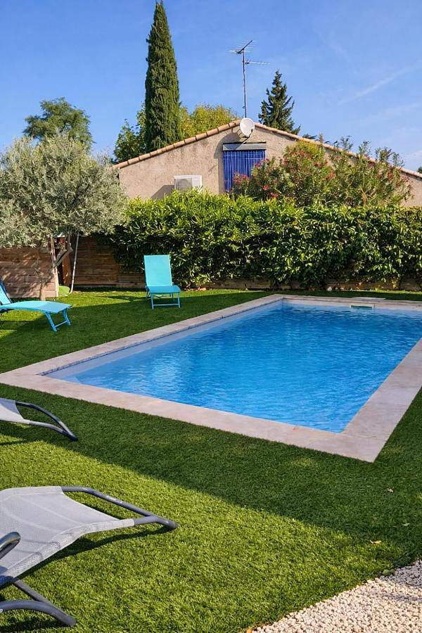 Gîte pour 4 personnes, avec Terrasse ainsi que Jardin et Piscine à Bédarrides