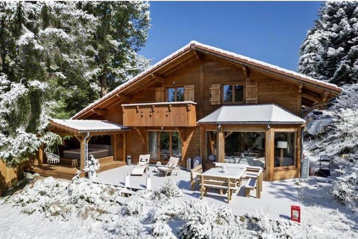 Gîte pour 13 personnes, avec jardin et jacuzzi, adapté aux familles à Liézey