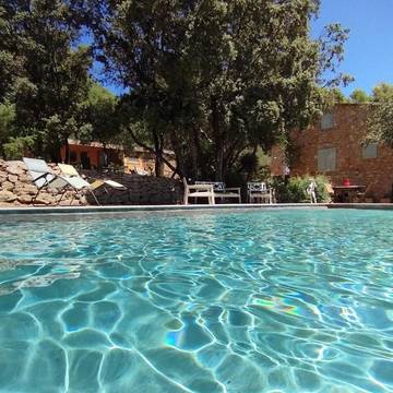 Chambre d’hôte pour 2 personnes, avec terrasse ainsi que jardin et piscine à Entrecasteaux