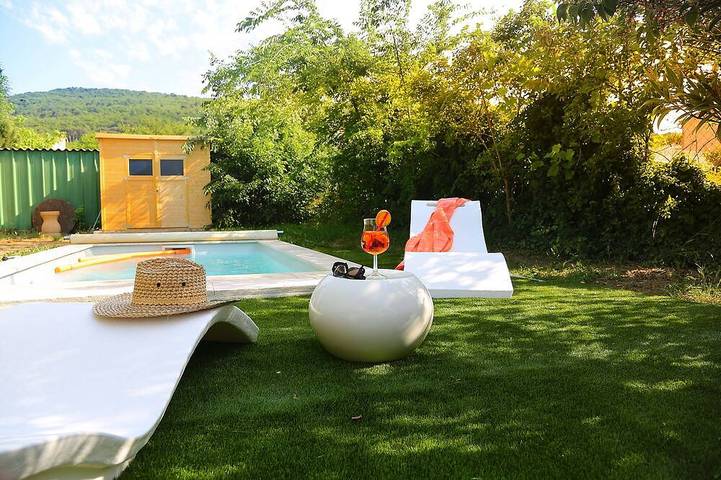 Location de vacances pour 6 personnes, avec jardin et terrasse à Alleins