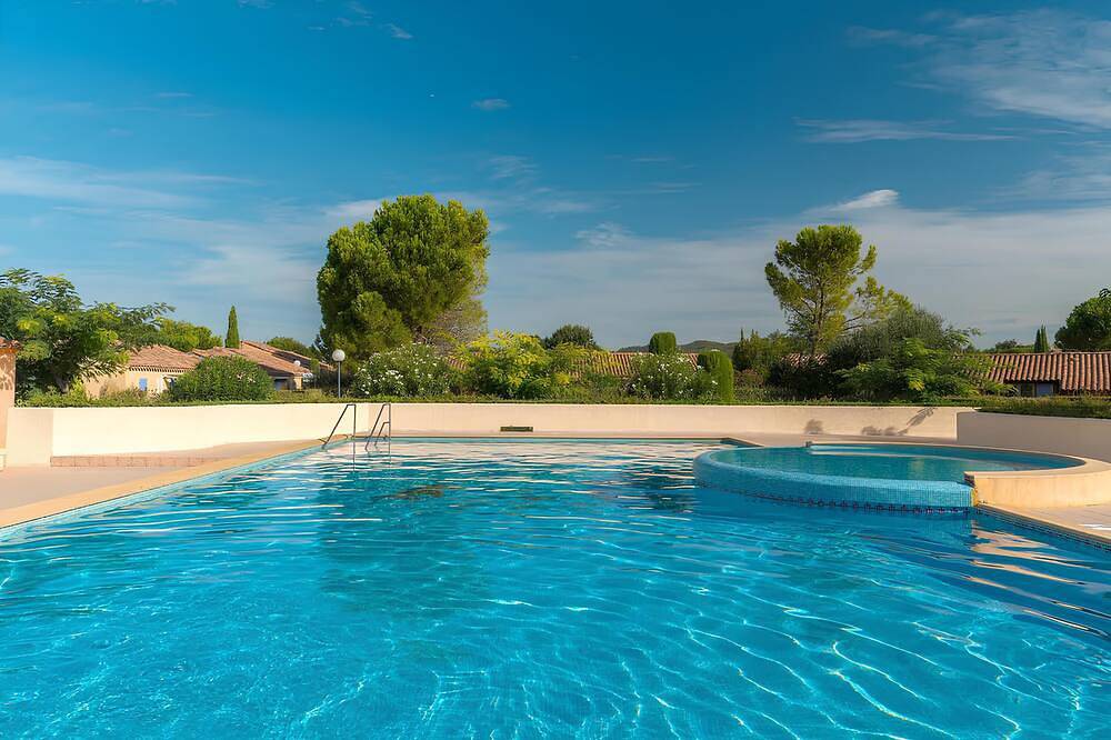 Charming 2-bedroom house with pool, Wifi, Ac in peaceful Eyguières in Eyguières, Region de Arles