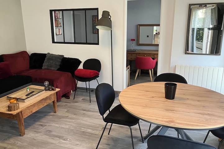 Appartement entier, Appartement avec terrasse Sud-Est, en centre ville de Rueil in Rueil-Malmaison, Hauts-de-Seine