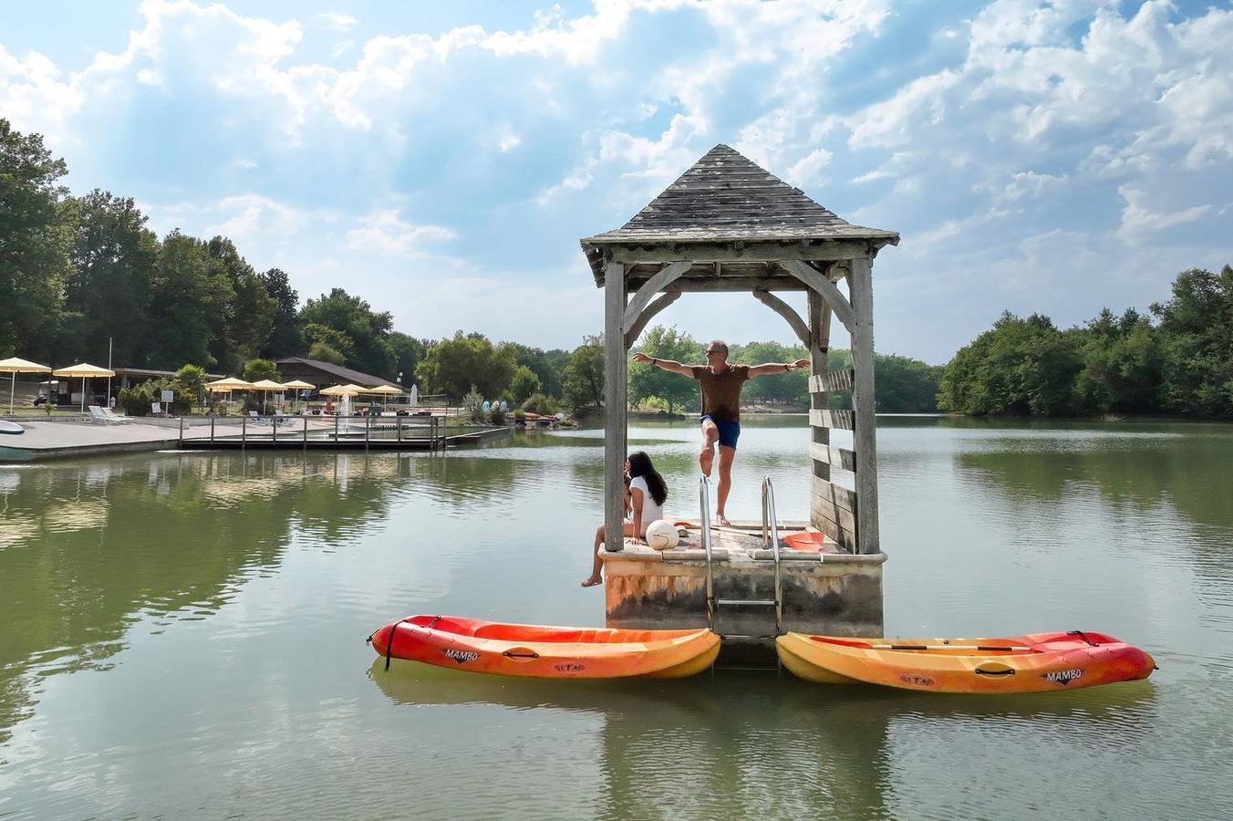 Chalet 'Campitel 4 Personnes 92' with Private Terrace, Private Garden and Wi-Fi in Bretagne-d'Armagnac, Gers