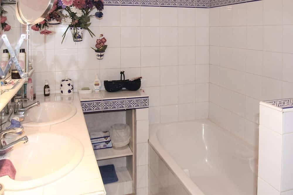 4 bedroom awesome home in Saint-Andiol in Saint-Andiol, Arles region