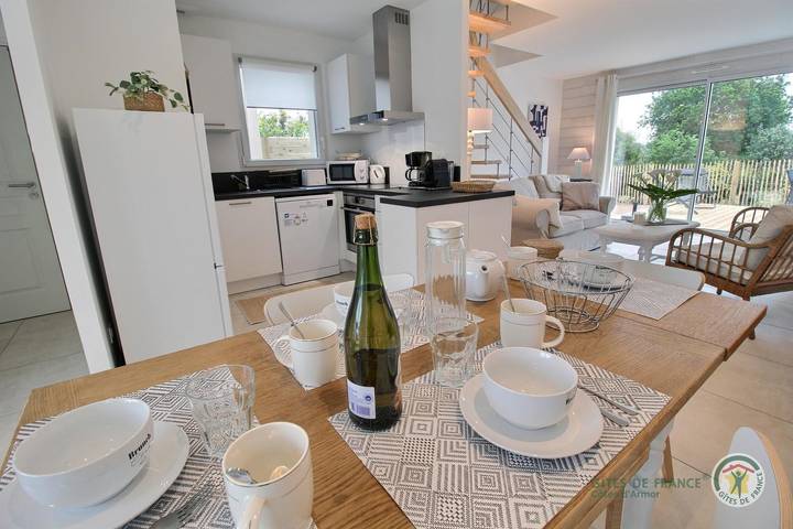 Gîte pour 4 personnes, avec jardin et terrasse à Trélévern - 3