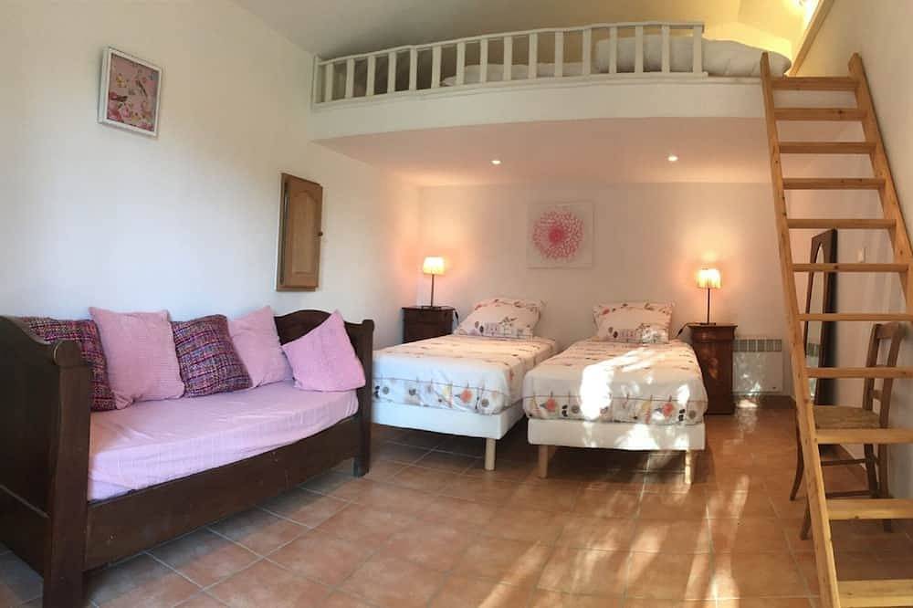 Charming farmhouse(5p)and maisonette(5p)air-conditioned, heated pool, near sea and lake in Montauroux, Draguignan region