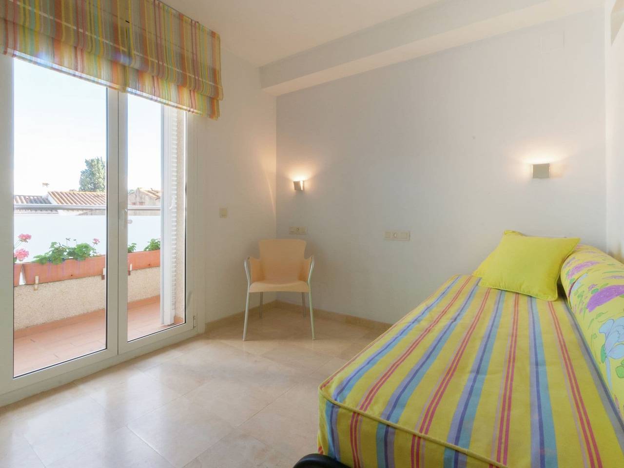 Terraza soleada cerca de la playa in La Escala, Alt Empordà