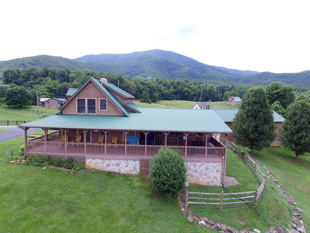 360° Views!  Smart cabin, Ev charger, Wears Valley. 3br 2ba, hot tub. X-mas open in Wears Valley, Sevier County