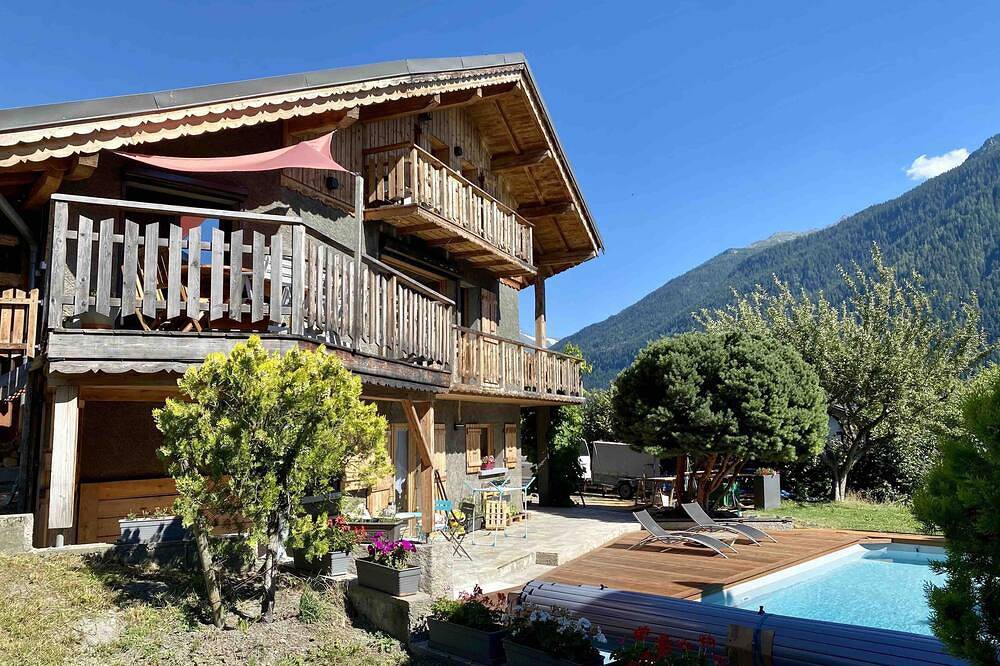 Chalet du chat - 10 couchages, cheminée, jacuzzi, piscine, parking in Séez, Région d'Albertville