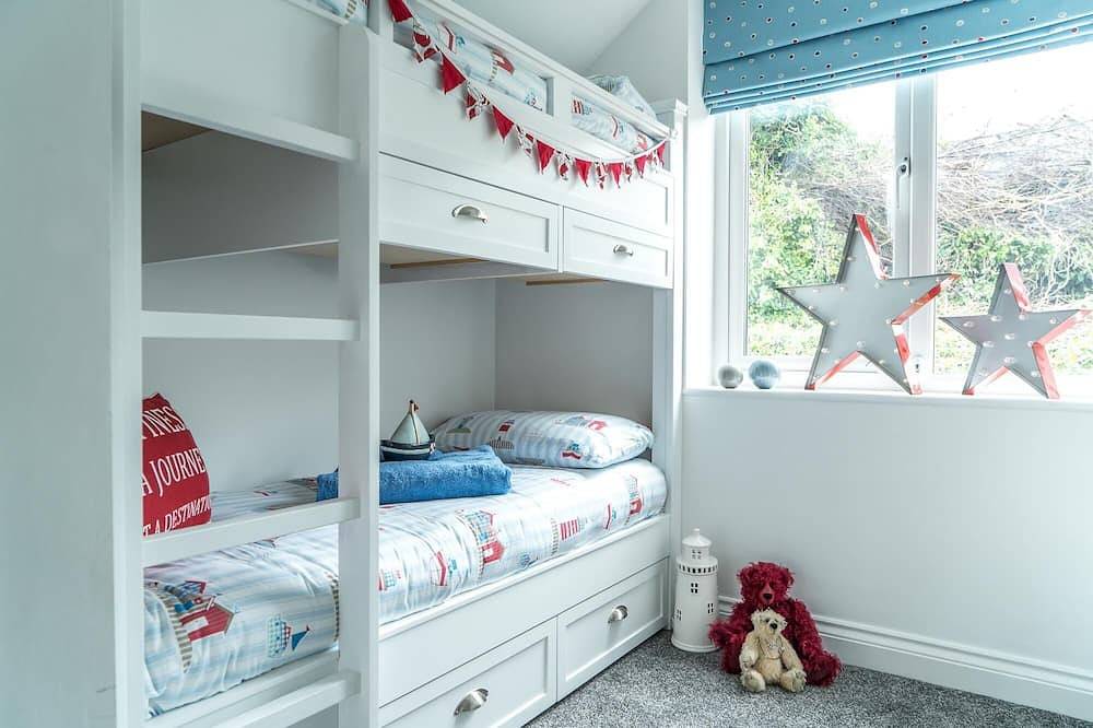 Cosy Seaside Cottage, minutes from Beach & Village, Dog-Friendly, with parking. in Shaldon, Devon