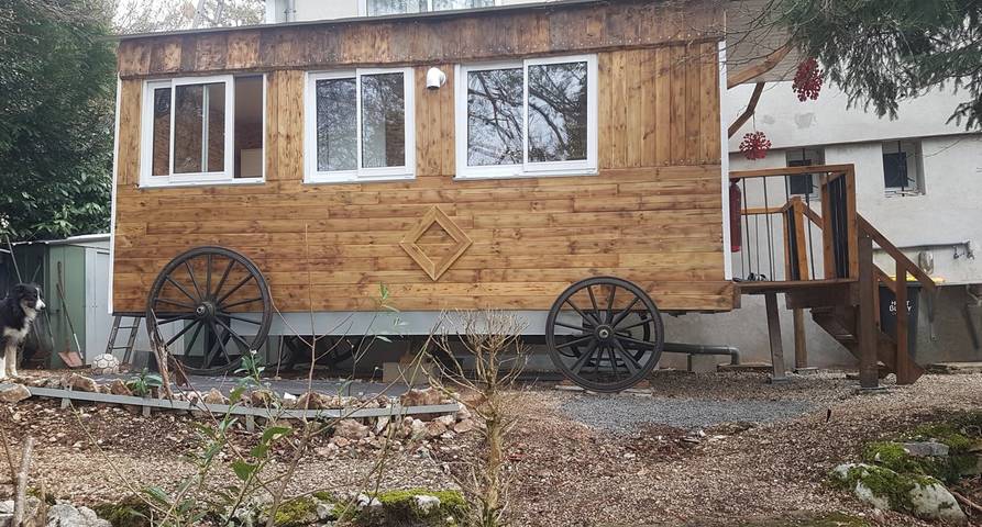 Gîte pour 2 personnes, avec terrasse et jacuzzi ainsi que jardin et piscine à Oyonnax - 4