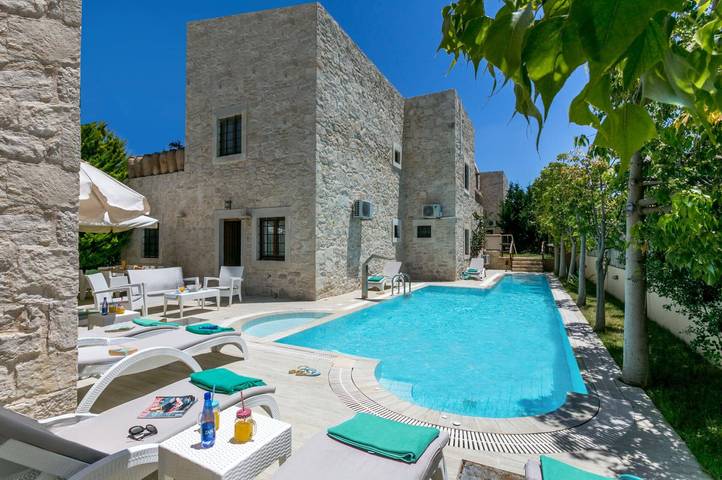 Location de vacances pour 8 personnes dans Gouves