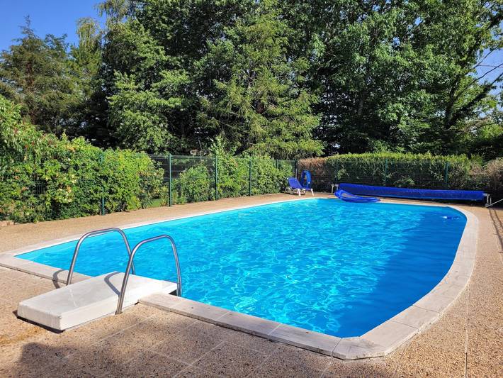 Location de vacances pour 26 personnes, avec Terrasse ainsi que Jardin et Piscine à Saint-Saud-Lacoussière
