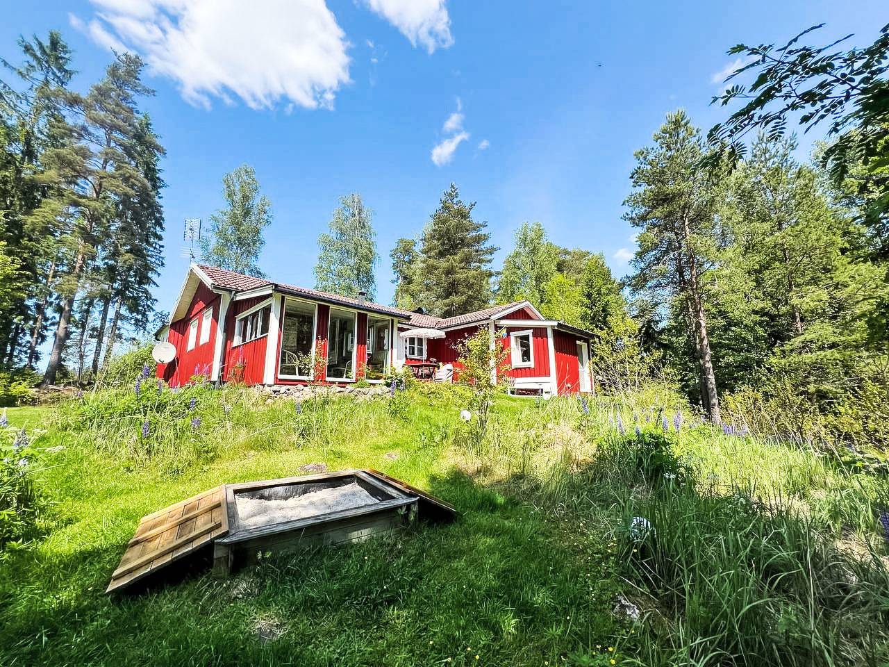 Idyllisch gelegenes, ebenerdiges Haus mit Terrasse in Västergötland