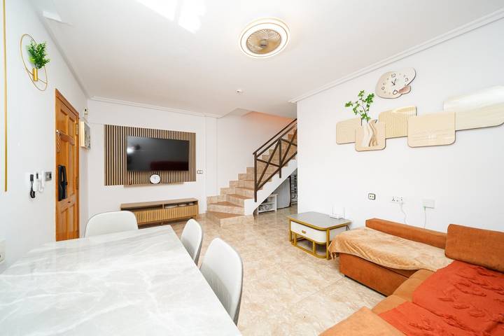 Ferienhaus für 8 Personen, mit Balkon und Terrasse sowie Garten in Los Alcázares