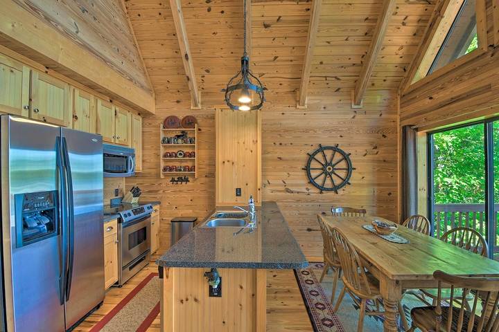 Vacation rental for 8 people, with yard and balcony in Lake Keowee