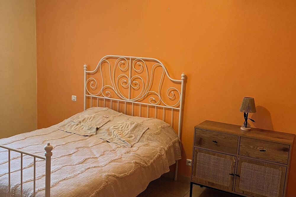 Entire apartment, Comfort villa on the lake in Brignoles, Brignoles region