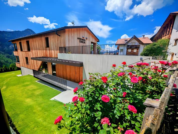 Ganze Wohnung, Ferienwohnung 'Apartments Emilia 1' mit Bergblick, privater Terrasse und Wi-Fi in St. Jakob (Sankt Ulrich), St. Ulrich in Gröden