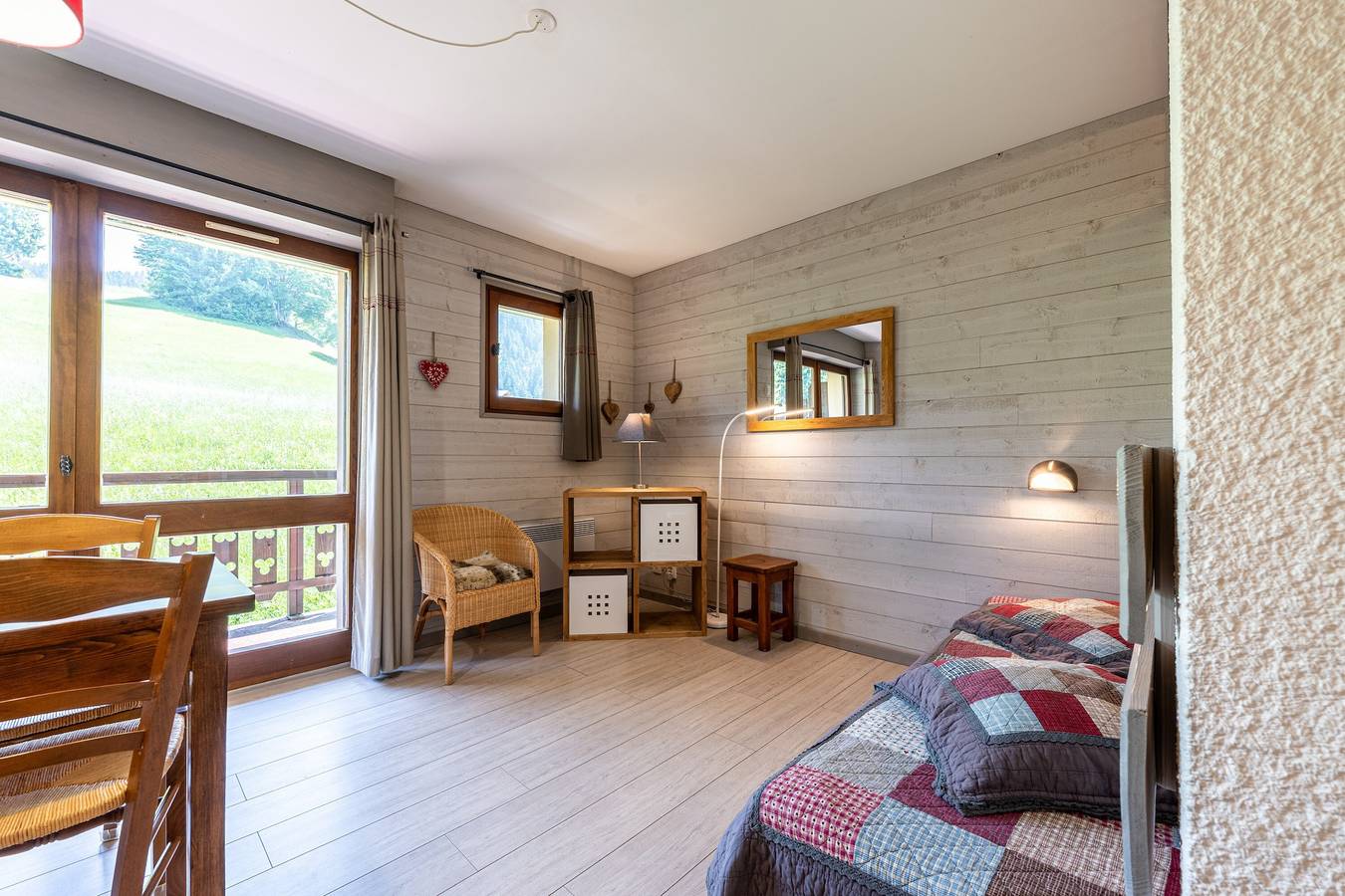 Studio entier, Studio '10 - Bisanne' avec vue sur la montagne, jardin partagé et Wi-Fi in Cohennoz, Région d'Albertville