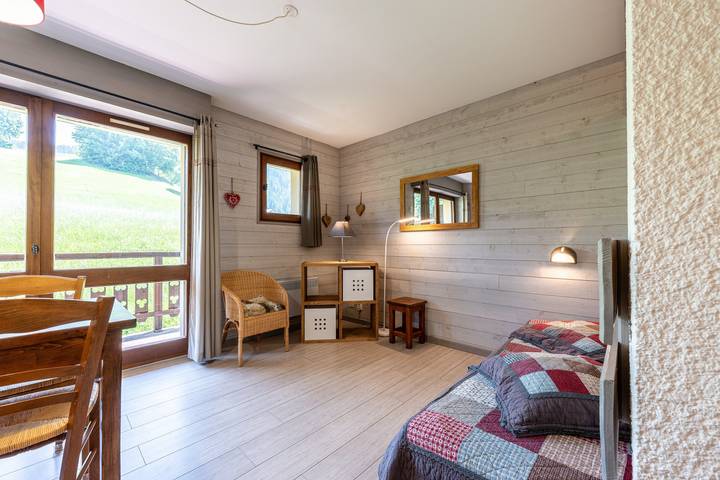 Estudio entero, Apartamento estudio '10 - Bisanne' con vistas a la montaña, jardín compartido y Wi-Fi in Cohennoz, Albertville region