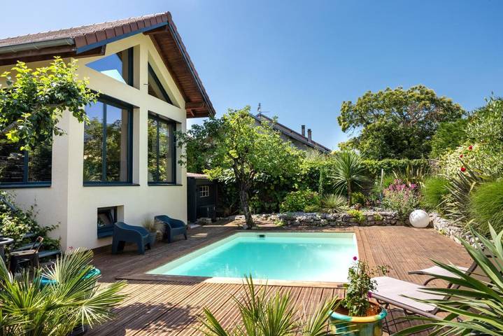 Gîte pour 7 personnes, avec vue et piscine ainsi que balcon et jardin à Thoiry (Ain)